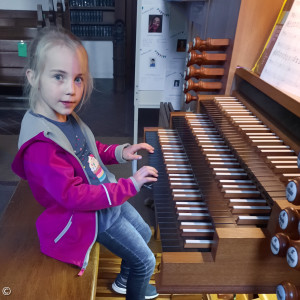 Mädchen an der Orgel